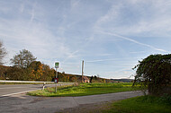 Bushaltestelle an Landstraße