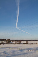 Kondenzstreifen über Schneelandschaft