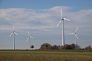 Windräder vor blauem Himmel